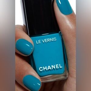 Chanel Melody nail polish LE VERNIS
Longwear Nail Colour